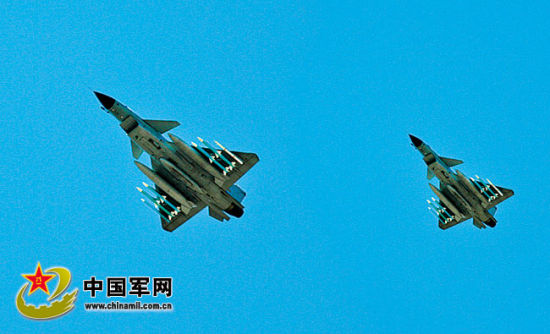 戰(zhàn)機升空開展對抗訓練。肖燕錦攝