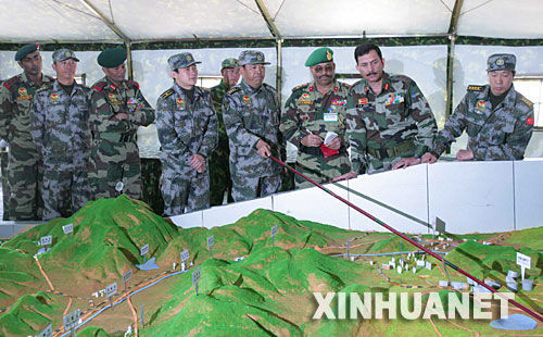 資料圖：2007年12月23日，中印陸軍聯(lián)合軍演中印參訓(xùn)指導(dǎo)組成員在進行訓(xùn)練磋商