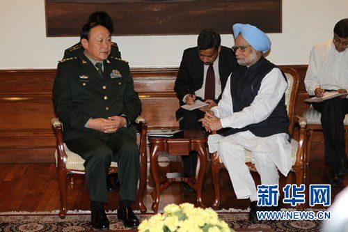 9月4日，在印度首都新德里的總理府，印度總理曼莫漢·辛格（右）會(huì)見(jiàn)中國(guó)國(guó)務(wù)委員兼國(guó)防部長(zhǎng)梁光烈。