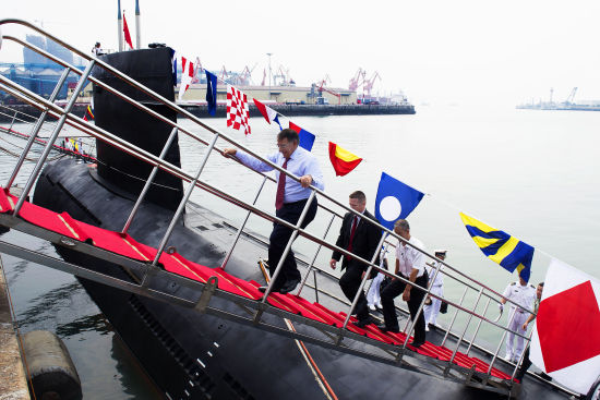 昨天，美國(guó)防長(zhǎng)帕內(nèi)塔登上一艘中國(guó)宋級(jí)潛艇