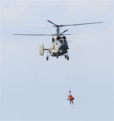 演習(xí)中，搜救直升機(jī)營(yíng)救“落水人員”
