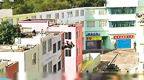 解放軍駐港部隊從屋頂游繩攻入建筑物。圖片來源：香港《文匯報》