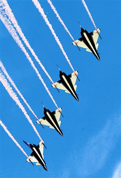 藍天為紙，6架紅藍涂裝的殲-10戰(zhàn)機縱情潑墨寫意