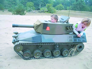 為了讓3歲兒子玩得拉風(fēng)，荷蘭父親9個(gè)月時(shí)間造了這輛坦克。