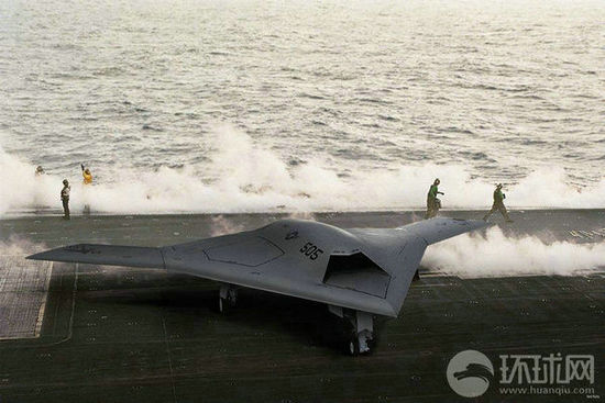 資料圖：X-47B無人機(jī)在林肯號(hào)航母上進(jìn)行系統(tǒng)連接測試。
