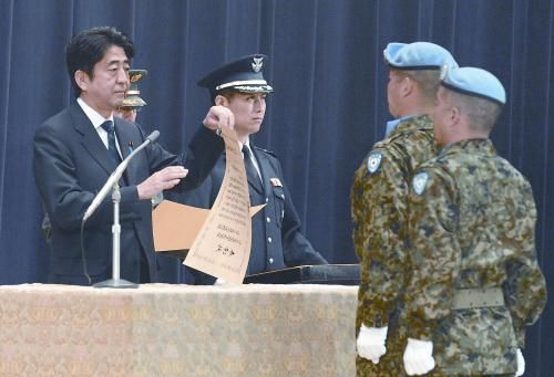 20日，日本首相安倍晉三向回國的戈蘭高地維和自衛(wèi)隊(duì)遞交政府獎狀。安倍在儀式上稱，近年“日本周邊的安全保障環(huán)境更加嚴(yán)峻”，為此將修改《防衛(wèi)計(jì)劃大綱》，進(jìn)一步加強(qiáng)日美同盟。