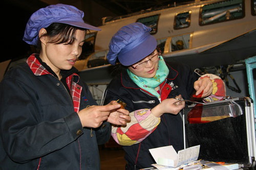 “梟龍”06架靜力試驗(yàn)機(jī)完成1100多通道內(nèi)部貼片