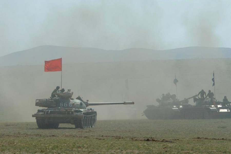 　　火車上59式坦克密密麻麻。