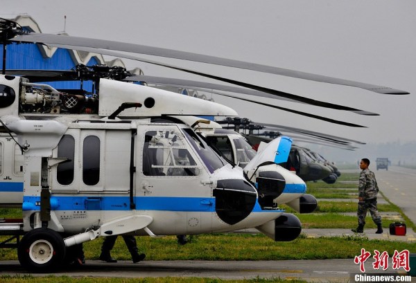 4月22日，成都軍區(qū)十三野戰(zhàn)軍陸航旅抗震救災(zāi)英雄團(tuán)的直升機(jī)群，抓住四川雅安地震災(zāi)區(qū)日落前夕濃積雨霧天