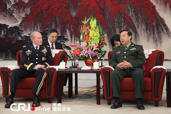 　中央軍委副主席范長龍上將（右）會見美軍參聯(lián)會主席鄧普西上將。