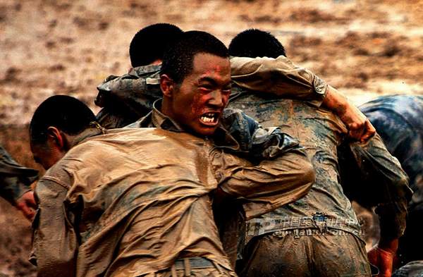 資料圖：濟南軍區(qū)某部特種兵魔鬼訓(xùn)練。