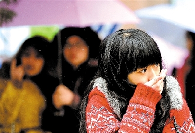 大學(xué)路附近，一位美女冷得縮起脖子。 晚報記者 馬健 圖