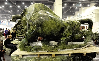 巨大的玉雕“?！? complete=