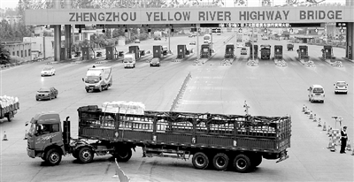 一輛6軸大貨車被路政人員勸阻后，掉頭返回