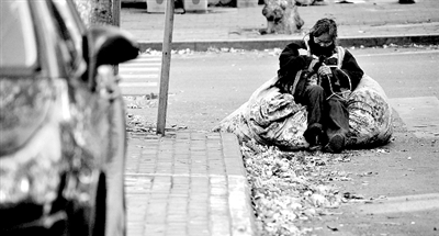 她靠在裝滿樹葉的大袋子上瞇了一會(huì)。