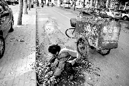 他不停清理著路邊的樹葉。