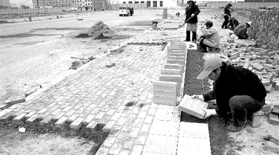 端午路正在鋪設(shè)人行道道磚，進(jìn)行工程收尾。