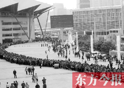 3月2日，在鄭州國(guó)際會(huì)展中心，河南省春季人才招聘會(huì)舉行，六萬(wàn)五千名求職者扎堆求職