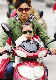 昨天清晨，文化宮路。 鄭州晚報記者 張翼飛 圖