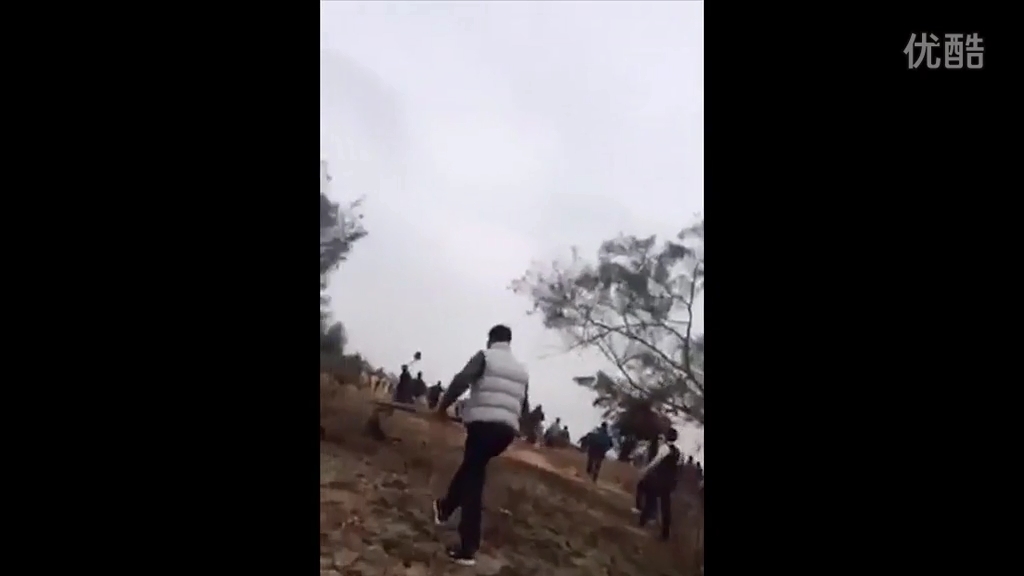 廣東退休官員修墓被指破壞鄰居祖墳風(fēng)水，雙方百人火拼現(xiàn)槍聲