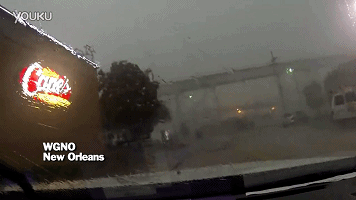 好可怕！大風(fēng)把火車從橋上吹了下來