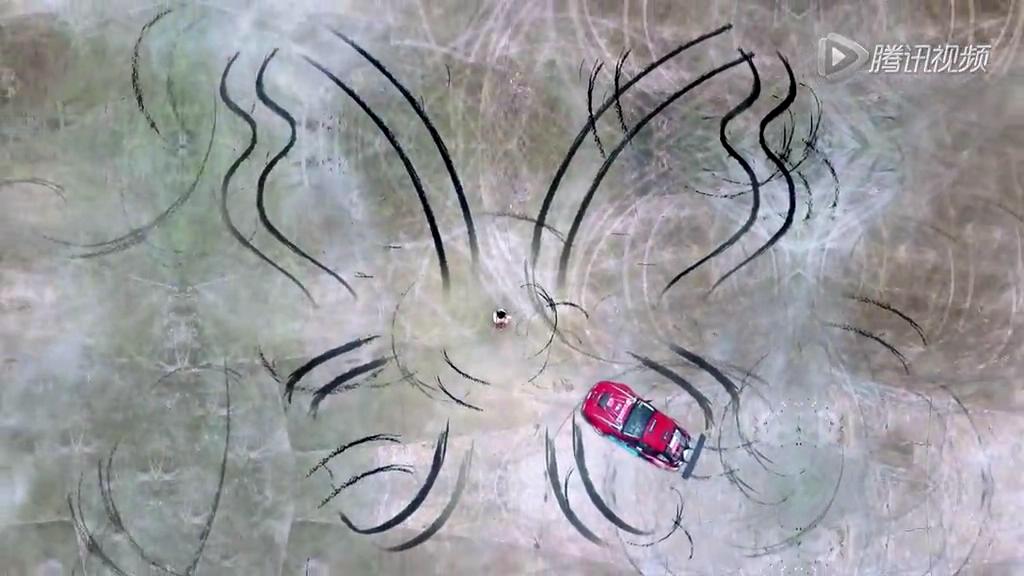 真人版“藤原拓?！崩@美女飄移輪印畫蝴蝶