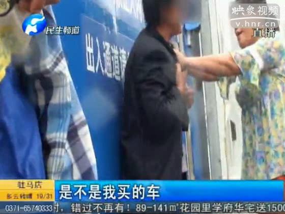 夫妻車?；▓@路中央 棄車去打架