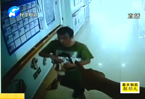 這個賊 誰都想扇他！