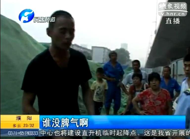 男子自稱壓力大砸車(chē)吵交警