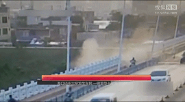 監(jiān)拍?？诃傊荽髽蛑匦涂ㄜ囍苯記_下大橋 司機(jī)獲救