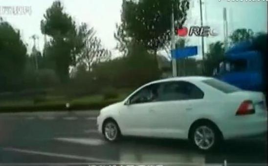 男子影帝級(jí)碰瓷 路中間坐車蓋