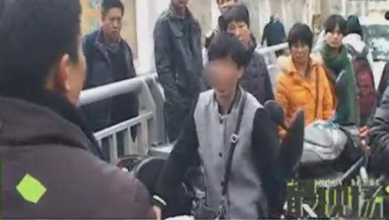 只為五塊錢(qián) 摩的拖行女子數(shù)百米