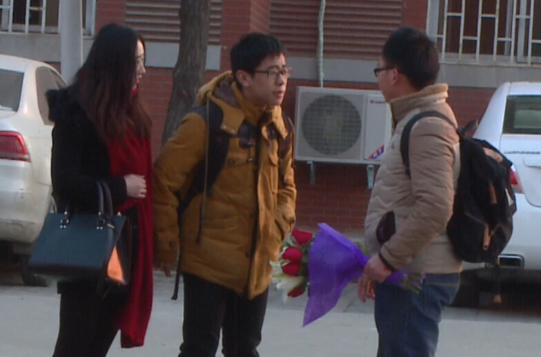 美女請你假裝其男友拒絕追求者，你會怎么辦？