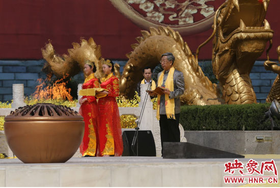 中華炎黃文化研究會會長許嘉璐宣讀拜祖大典拜祭文。映象網(wǎng)記者 邵恰 攝