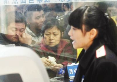 胡娜認(rèn)真、耐心地向旅客介紹票務(wù)情況