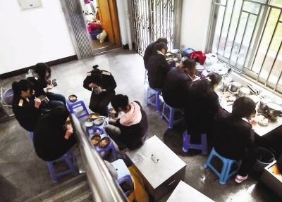 短短半個小時就餐休息時間，售票員們把椅子當(dāng)餐桌，擠在不到20平方米的地方吃飯