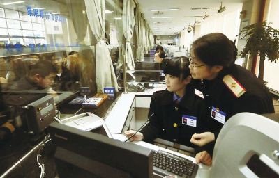 遇到一些突發(fā)情況，值班售票員都會上前協(xié)調(diào)并指導(dǎo)工作