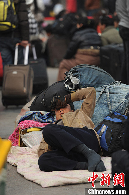 成都火車北站在廣場上搭建起了臨時的候車室