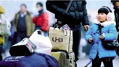 昨天上午，一名隨家長回老家的小女孩在等候進(jìn)站。