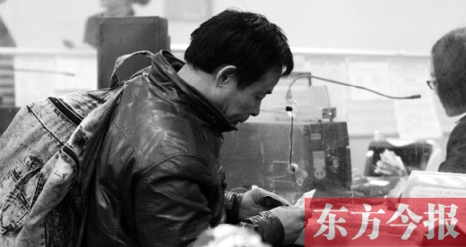 要是能買到一張座位票多好啊，一路不用站著回家了，這是他們最奢侈的想法