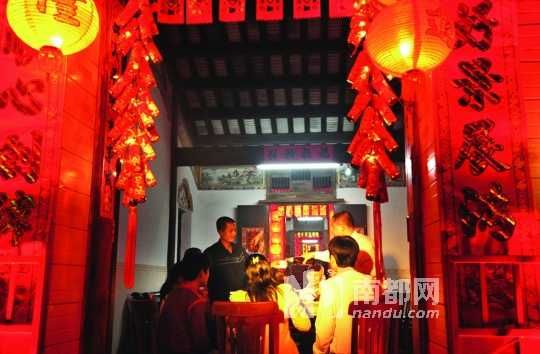 　　?？谌税殉Φ哪暌癸埛Q為“吃圍爐”。