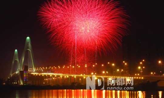  ?？谑忻癯赃^了年夜飯,到西海岸燃放觀賞煙花是近年來興起的一大潮流。