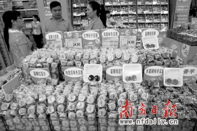 散裝月餅因其實惠的價格、豐富的口味而受到市民的青睞。