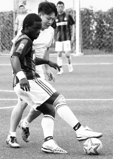 黑人小伙維安雖然沒有進球，但其在場上展現(xiàn)出來的個人能力，贏得了對手的稱贊