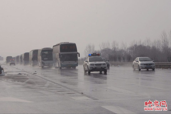 河南高速交警接力護(hù)送65臺客車橫跨連霍高速河南段