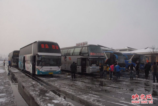 河南高速交警接力護(hù)送65臺客車橫跨連霍高速河南段