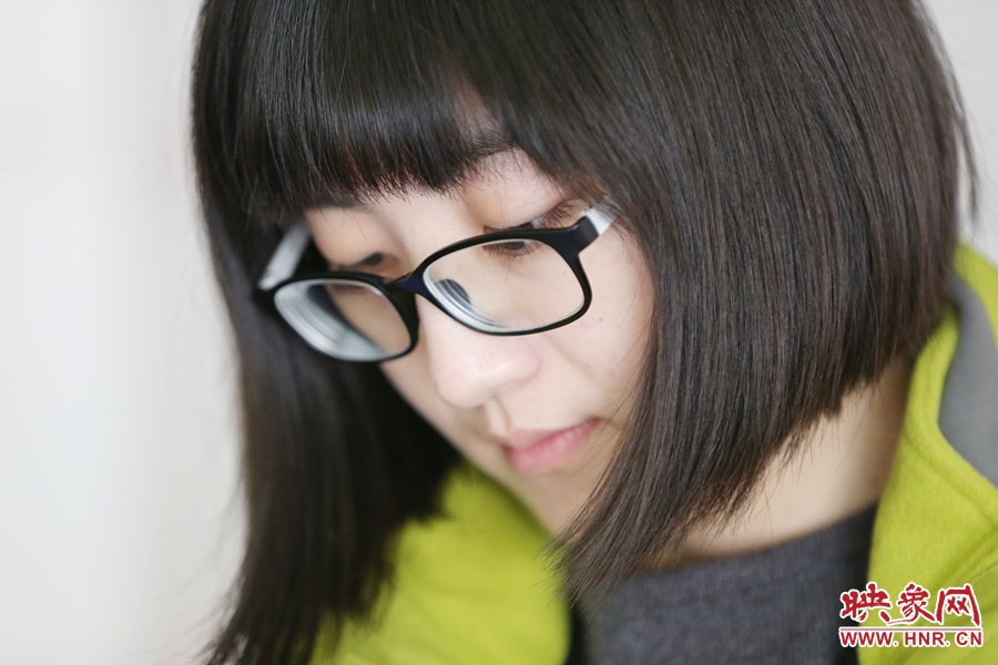 采訪中認(rèn)真記錄的樂(lè)天。