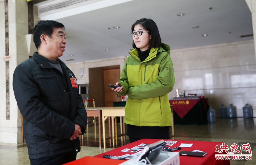 會(huì)議間隙采訪代表。