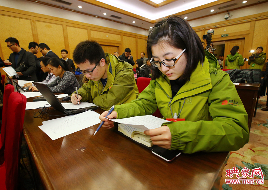 大象融媒映象網(wǎng)記者南樂(lè)天在兩會(huì)記者會(huì)開(kāi)始前積極準(zhǔn)備。