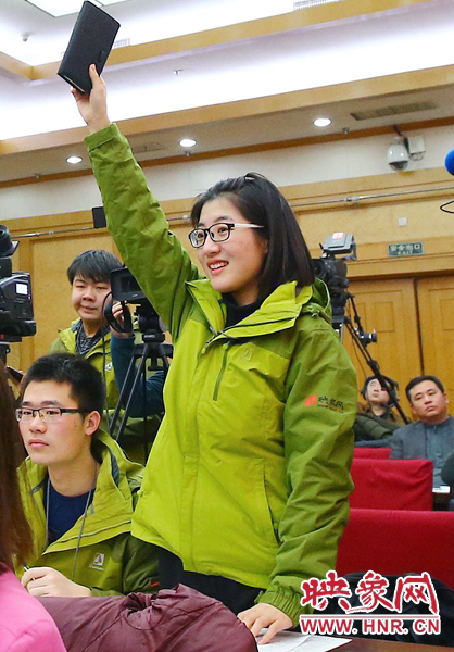 兩會(huì)記者會(huì)，樂(lè)天站起來(lái)舉手。